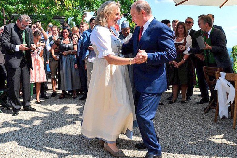 Prezydent Rosji był obecny na ślubie szefowej austriackiego MSZ. I tak skradł całe show.