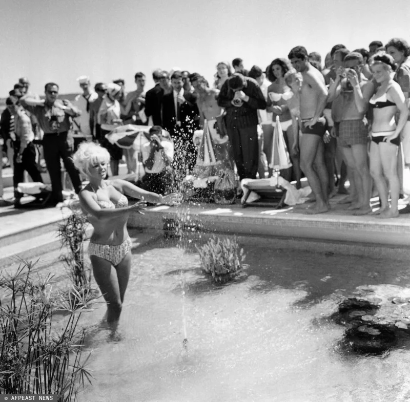 Amerykańska aktorka Jayne Mansfield w 1964 przed hotelem Carlton w Cannes.