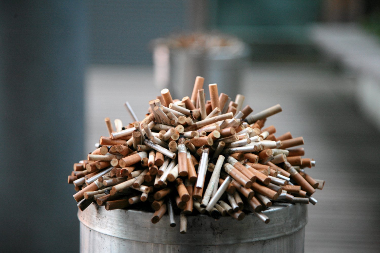 Palenie na zewnątrz będzie zabronione przez covid-19? Na takie rozwiązanie jako pierwsze zdecydowały się władze hiszpańskiej Galicji.