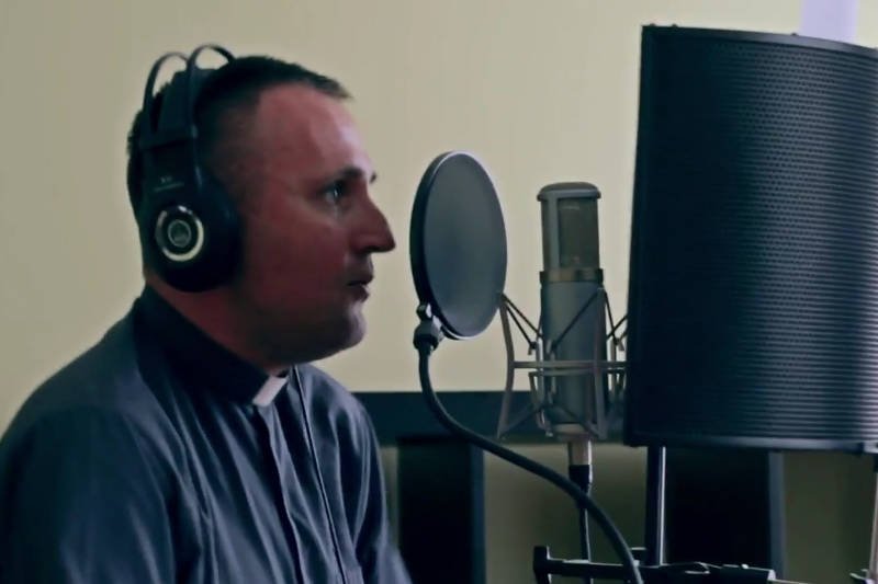 "Szanuj mój czarny strój". Raperzy mają swoje wyzwanie: #hot16challenge. Hitem będzie rapujący ksiądz Jakub Bartczak