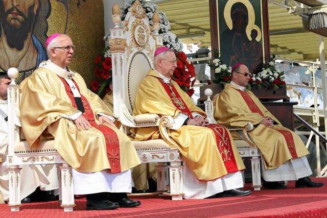 Abp Stanisław Gądecki (w środku) przypomniał na Jasnej Górze, że "dobrowolna rezygnacja z udziału w wyborach jest grzechem zaniedbania"