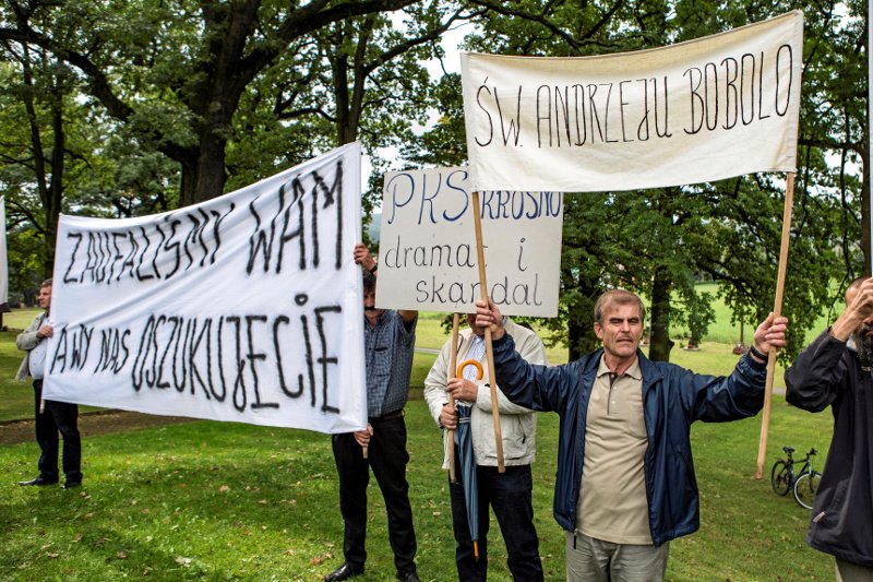 Byli pracownicy PKS z Krosna protestują podczas wizyty polityków PiS w Strachocinie. Czują się oszukani.