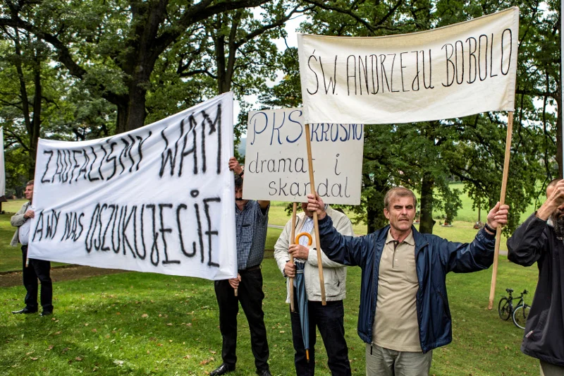 Byli pracownicy PKS z Krosna protestują podczas wizyty polityków PiS w Strachocinie. Czują się oszukani.