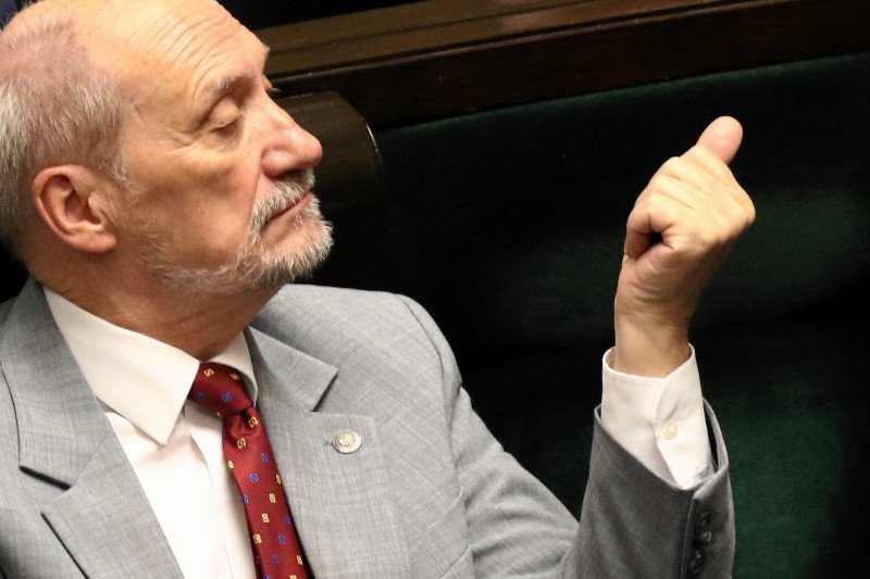 Antoni Macierewicz nie chce ujawnić dowodów na wybuchy w Smoleńsku.