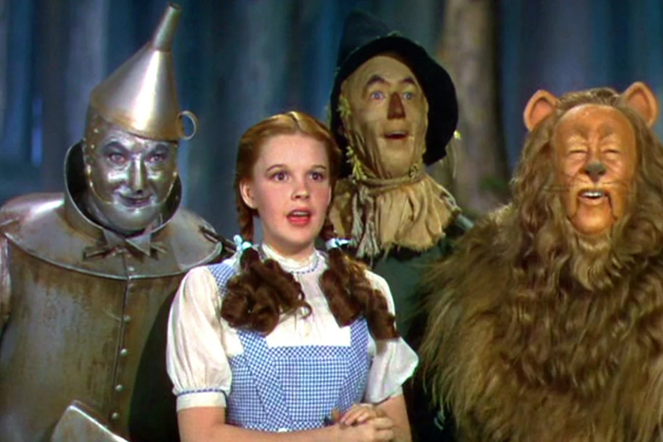 Jack Haley, Judy Garland, Ray Bolger i Bert Lahr w filmie "Czarnoksiężnik z Oz".