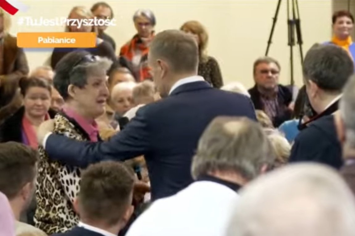 Zapłakana kobieta pojawiła się na spotkaniu z Donaldem Tuskiem w Pabianicach.
