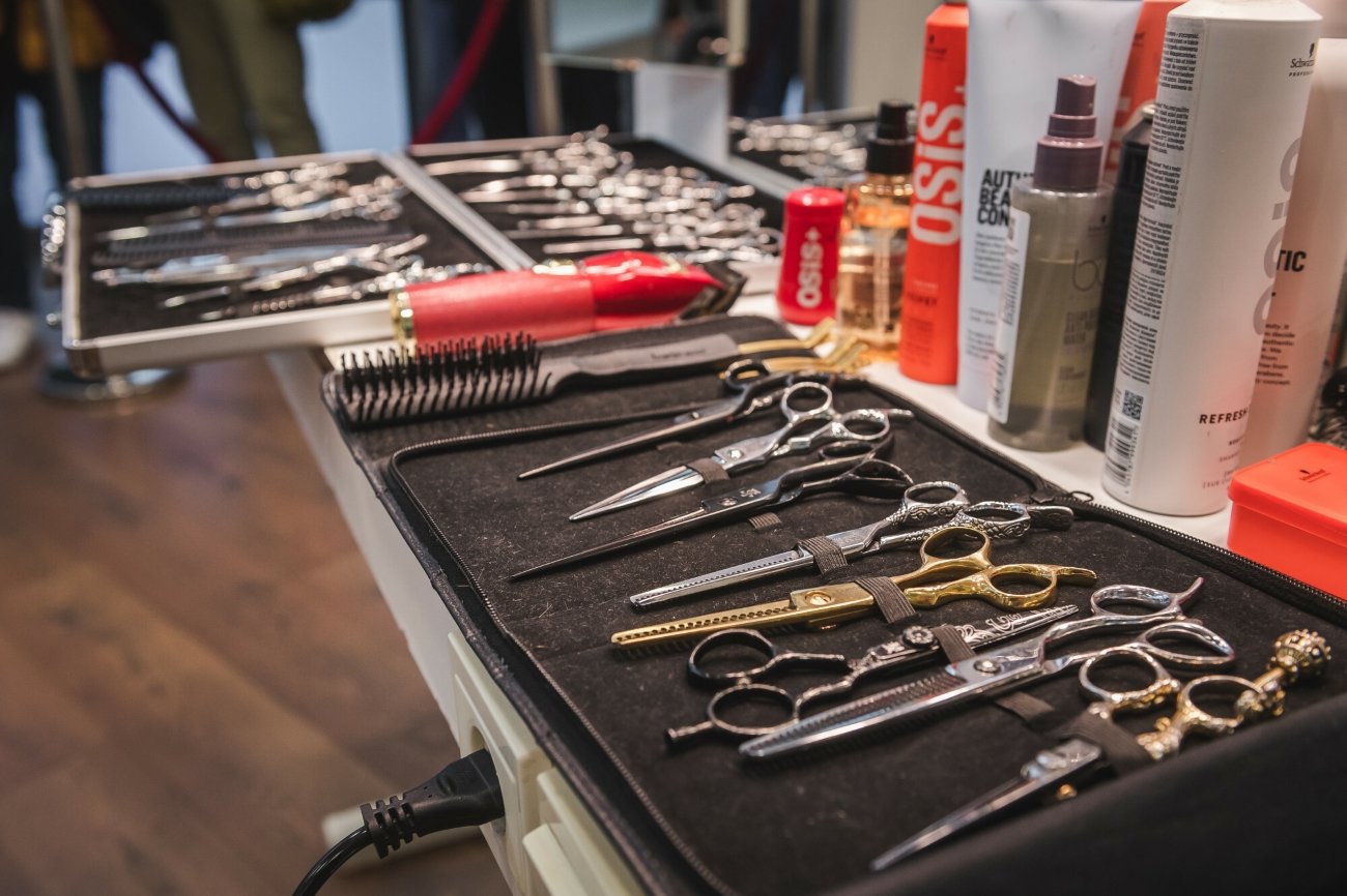 Nożyczki i inne akcesoria fryzjerskie w salonie.