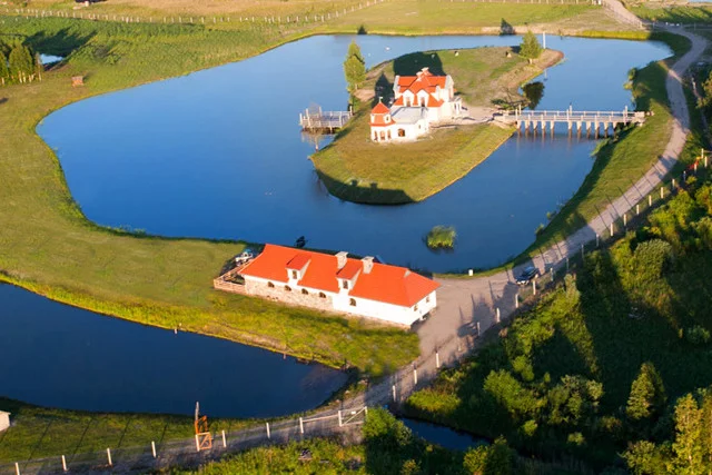 Najdroższa nieruchomość na Mazurach od trzech lat poszukuje kupca z wystarczająco grubym portfelem.