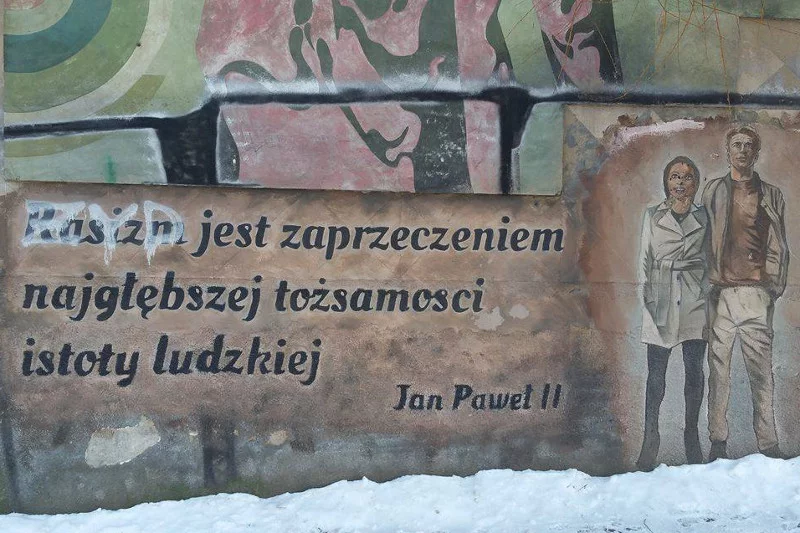 "Białystok. I wszystko jasne". W centrum miasta na celowniku rasistów znalazł się cytat z... Jana Pawła II