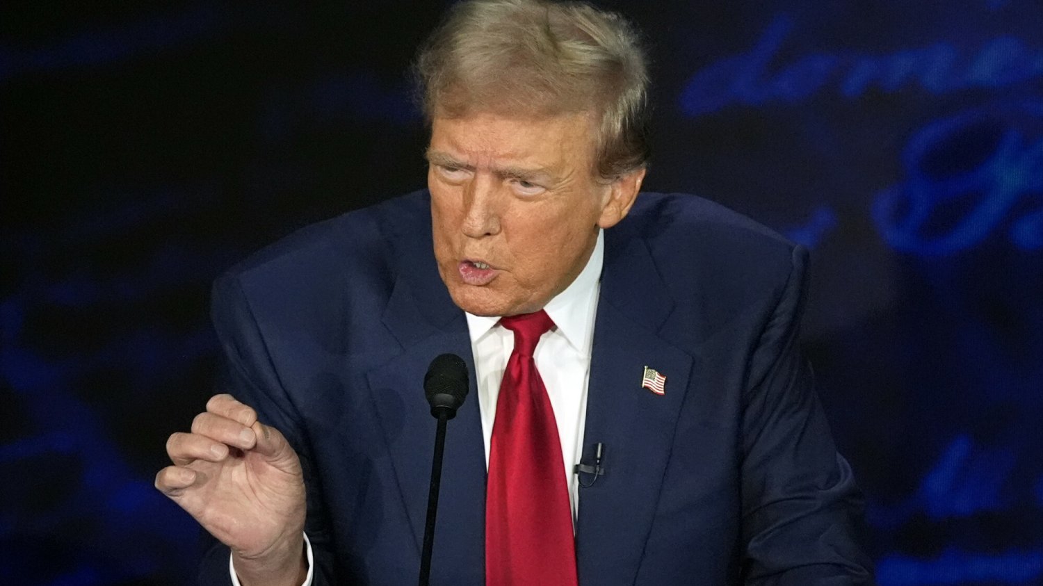 Donald Trump przekonywał, że imigranci w USA jedzą psy i koty. Szybko prowadzący debatę ujawnili, że to fake news. Donald Trump podczas debaty prezydenckiej w USA