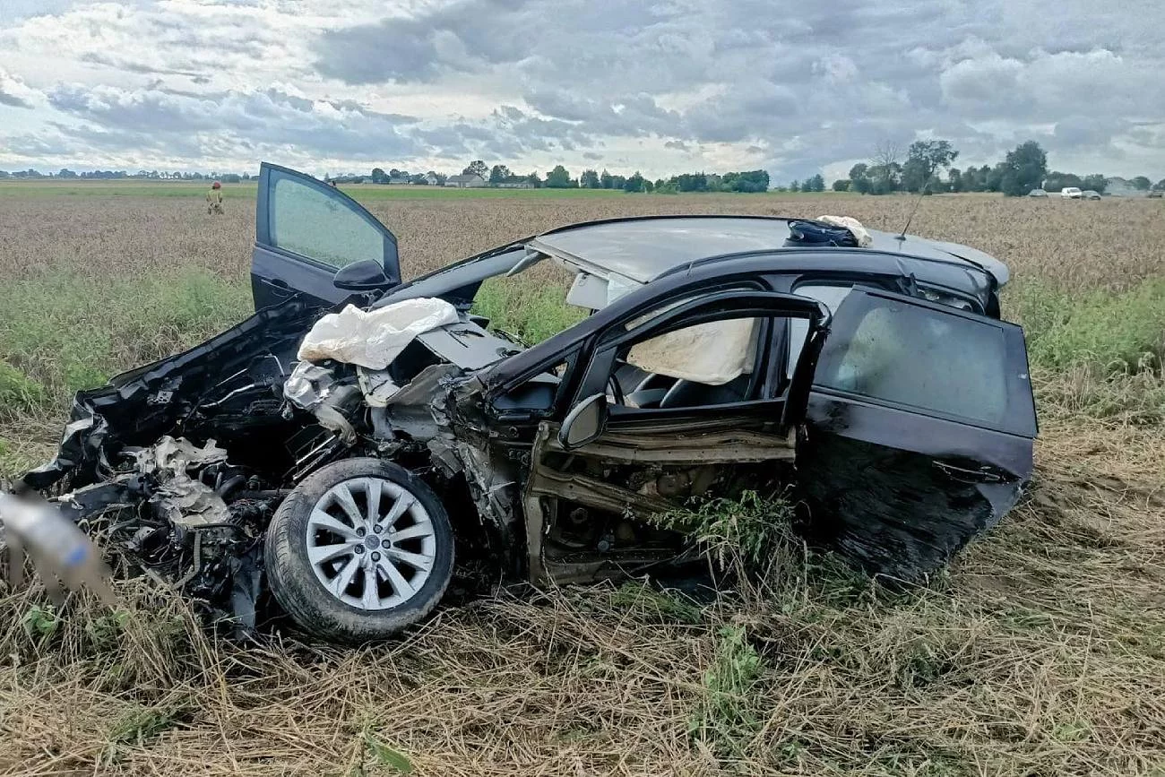 Aż trudno uwierzyć, ale w tym aucie nikt nie zginał. Aż trudno uwierzyć, ale w tym aucie nikt nie zginał.