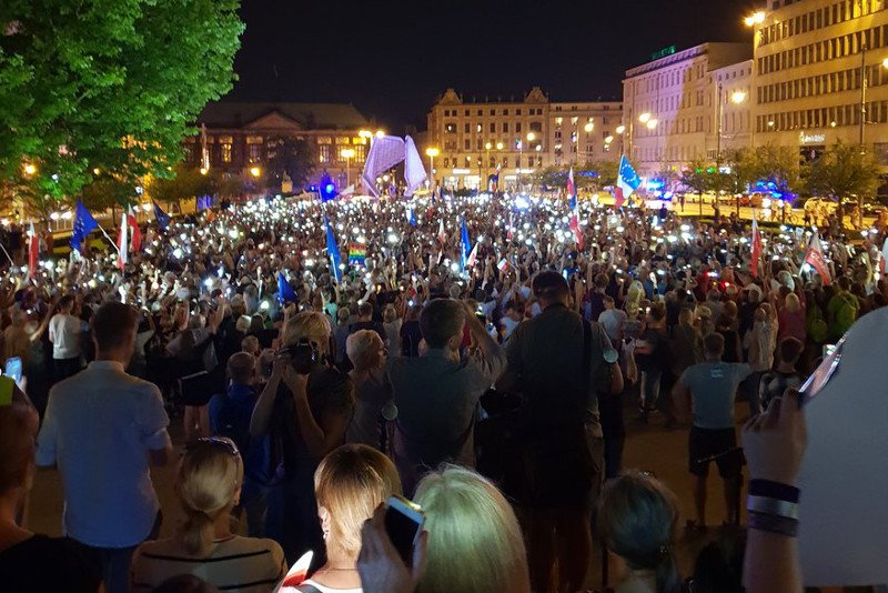 W Poznaniu podczas hymnu odśpiewanego przez demonstrantów dwóch funkcjonariuszy zachowało się w inny sposób, niż ich koledzy.