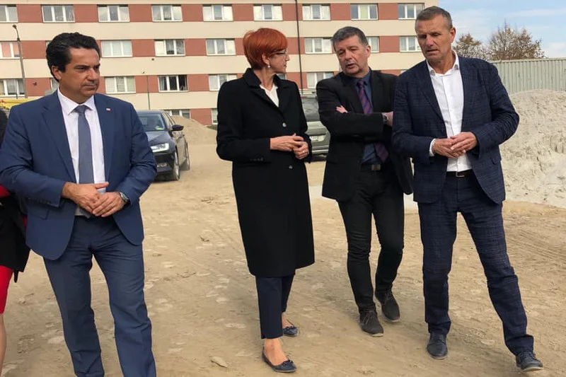 Po prawej Zbigniew Starzec – ustępujący starosta oświęcimski, który przyznał sobie "nagrodę pocieszenia".
