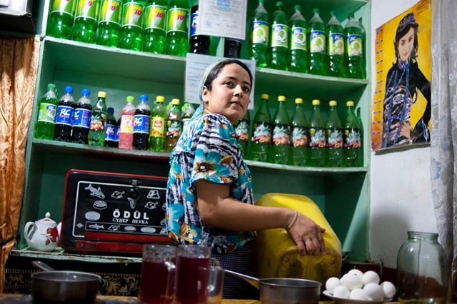 Ayna pochodzi z biednej rodziny i musi pracować. Ma 24 lat i nie jest jeszcze zamężna. Tutaj młodzi pobierają się w wieku 20 lat, lecz jej ojciec nie jest wystarczająco zamożny, by wydać ją za mąż. Ona jednak nie wydaje się być tym szczególnie zatroskana