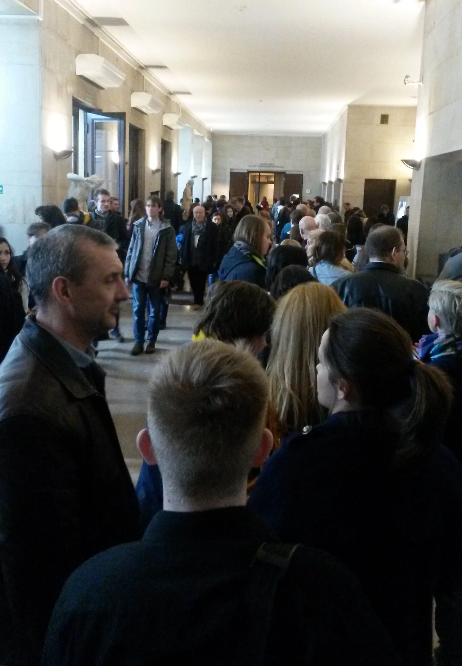 Prawdziwa kolejka po sztukę w MNW