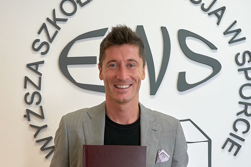 Robert Lewandowski zdał egzamin magisterski na piątkę - poinformowała jego uczelnia. Robert Lewandowski zdał egzamin magisterski na piątkę - poinformowała jego uczelnia.