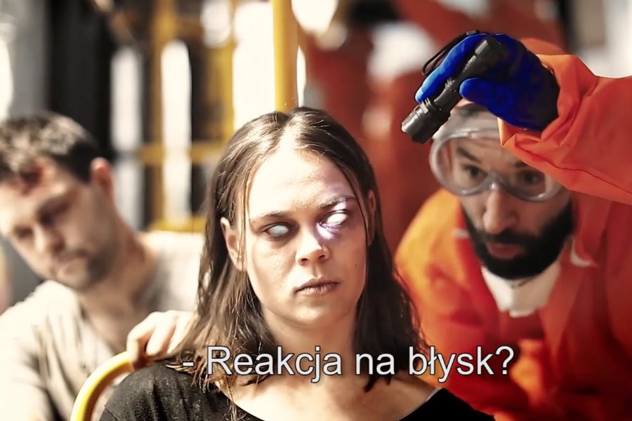 Klip Trawmajów Warszawskich o smartfonowych zombie.