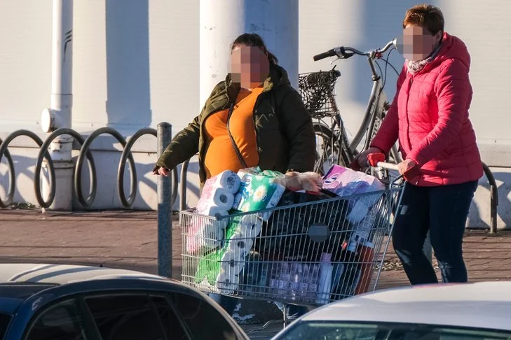 Polacy masowo kupują papier toaletowy w czasie pandemii koronawirusa