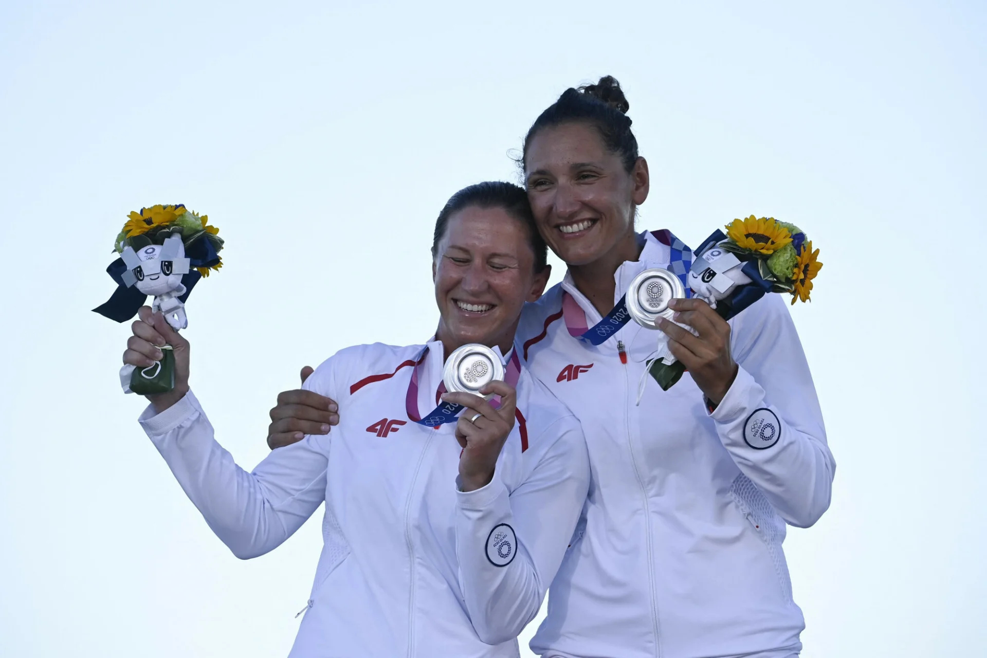 Agnieszka Skrzypulec i Jolana Ogar-Hill, nasze znakomite żeglarki ze srebrem olimpijskim w Tokio