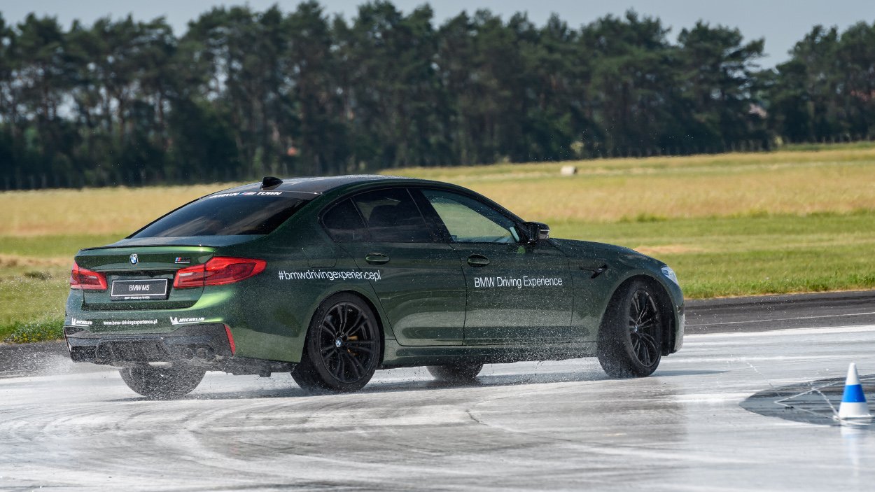 Jazda w kontrolowanym poślizgu to jedno z ćwiczeń podczas szkolenia.