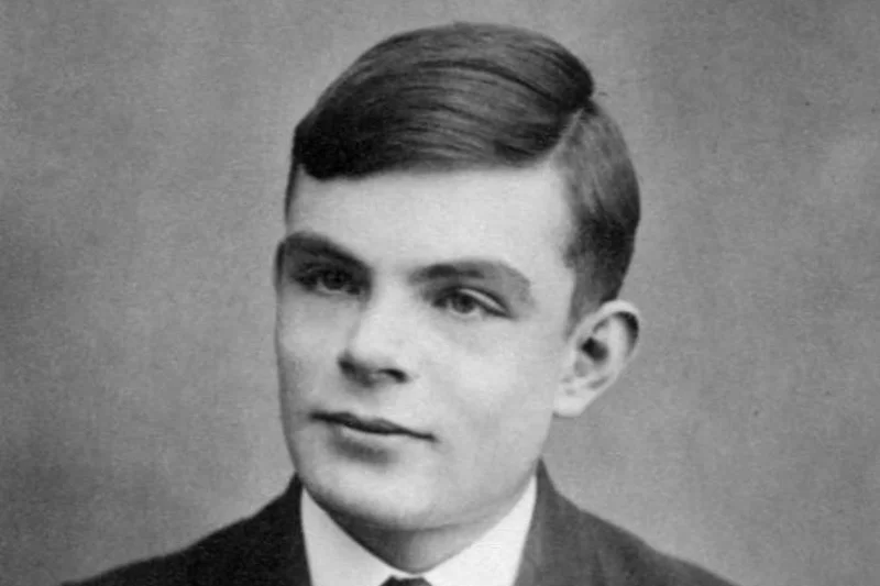 Alan Turing (1912-1954), genialny brytyjski matematyk i kryptolog, którego bratankiem jest prawnik, pisarz i ekonomista - sir John Dermot Turing