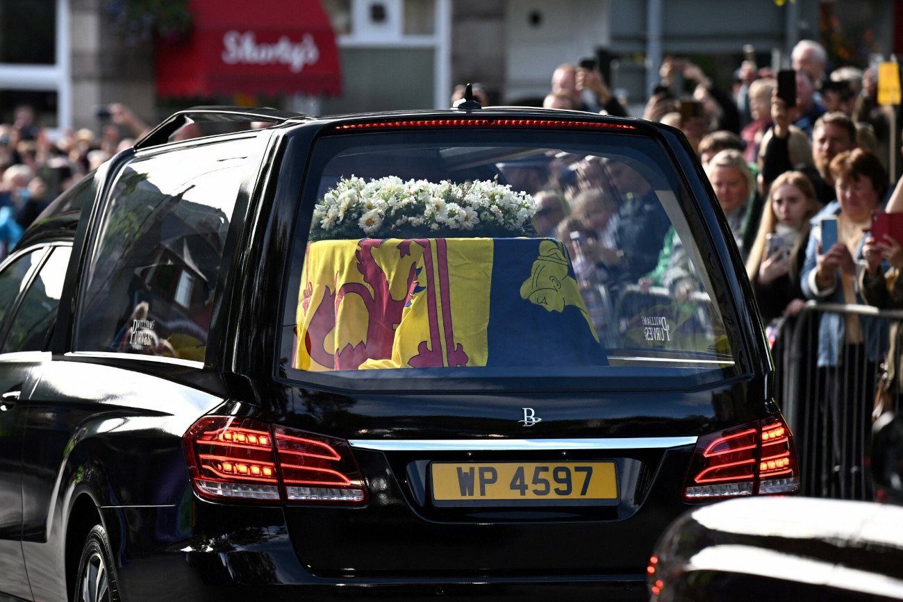 Tłumy żegnają królową Elżbietę II. Trumna z ciałem monarchini w Edynburgu.