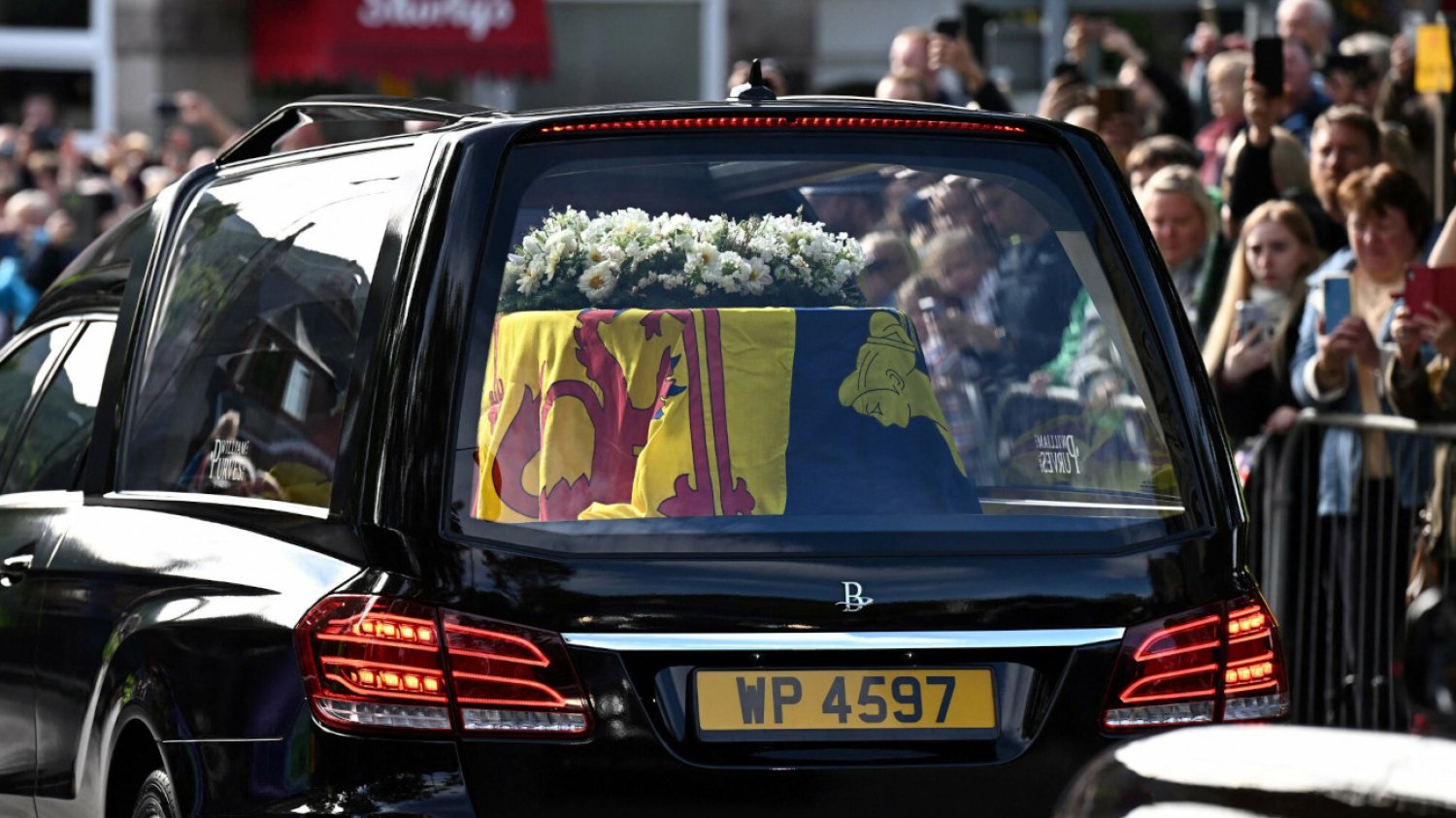 Tłumy żegnają królową Elżbietę II. Trumna z ciałem monarchini w Edynburgu.