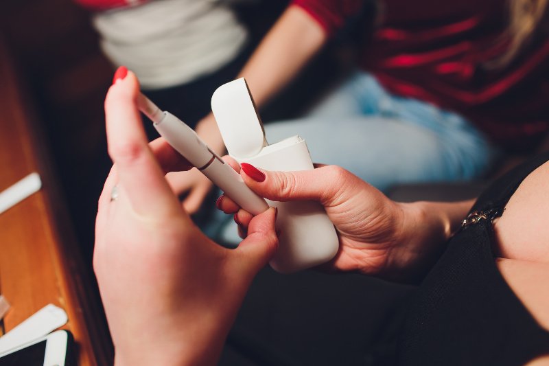 Systemy podgrzewanie tytoniu mają wiele zalet. A jak jest z ładowaniem?