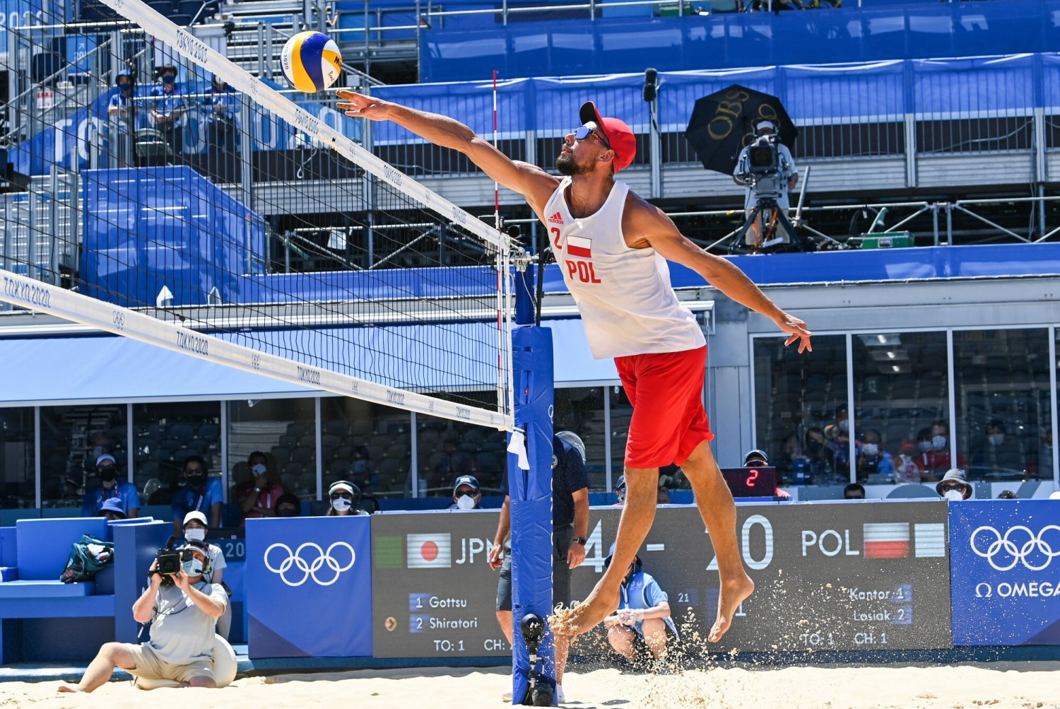 Piotr Kantor atakuje podczas meczu w Tokio, jego zespół jest blisko 1/8 finału w Tokio