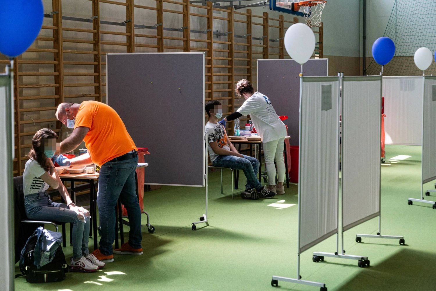 Czy szczepienie przeciw COVID-19 w szkole jest obowiązkowe? Odpowiadamy na kluczowe pytanie, które zadają uczniowie i rodzice. Czy szczepienie przeciw COVID-19 w szkole jest obowiązkowe? Odpowiadamy na kluczowe pytanie, które zadają uczniowie i rodzice.