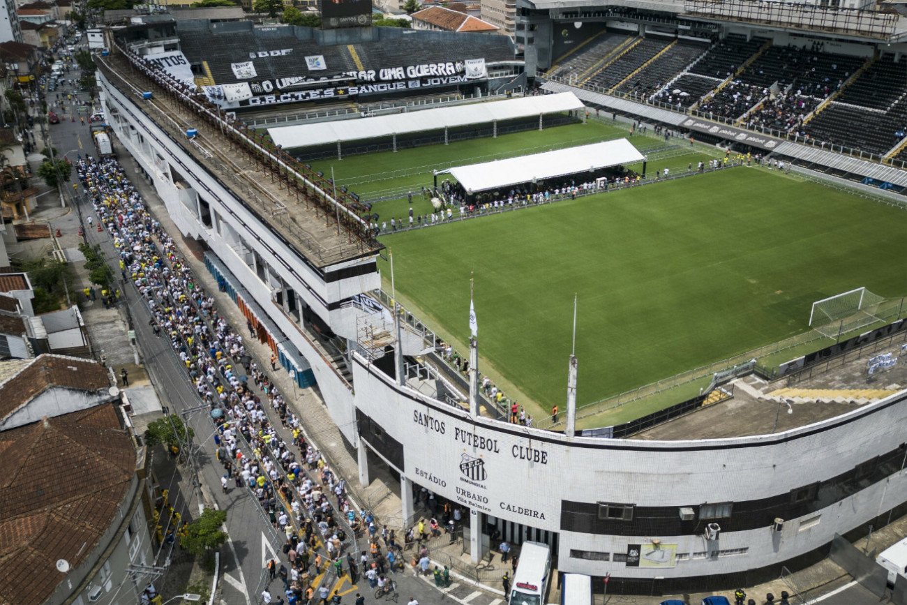 Fani ustawiają się w kolejce, aby oddać ostatni hołd Pelemu