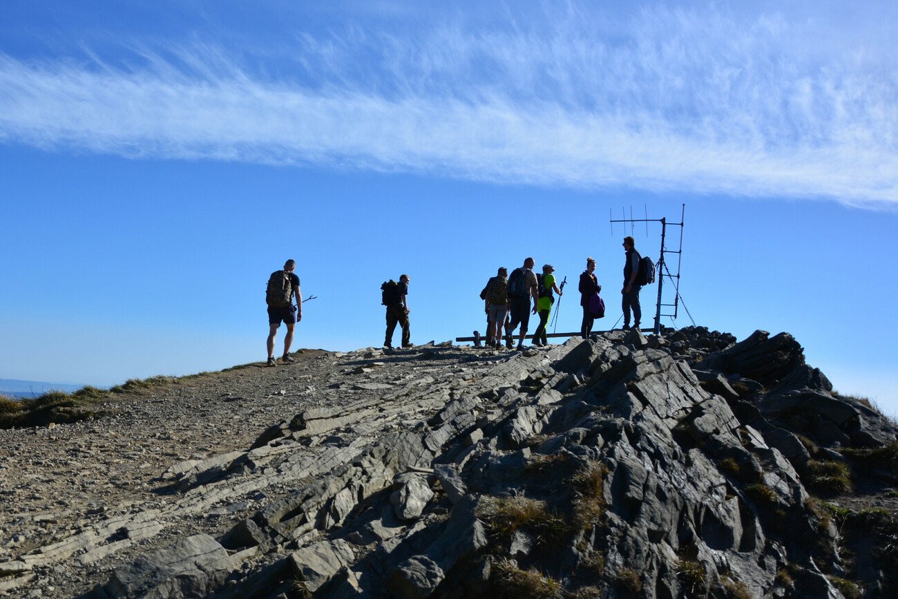 10-latnia dziewczynka sama w górach.