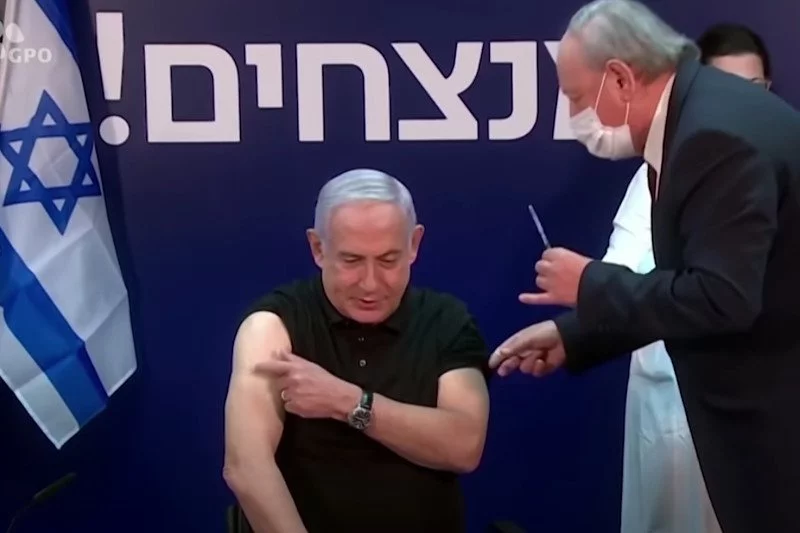 Premier Izraela Benjamin Netanjahu zaszczepił się jako pierwszy w kraju. Teraz namawia do korzystania z "zielonych paszportów".