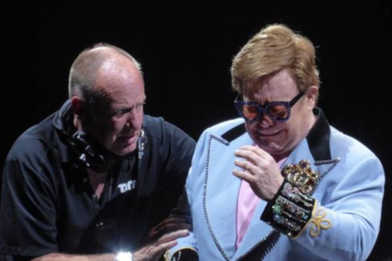 Elton John nie mógł śpiewać, dlatego zszedł ze sceny płacząc.