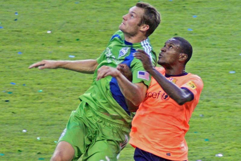 Eric Abidal (L) podczas meczu Barcelony