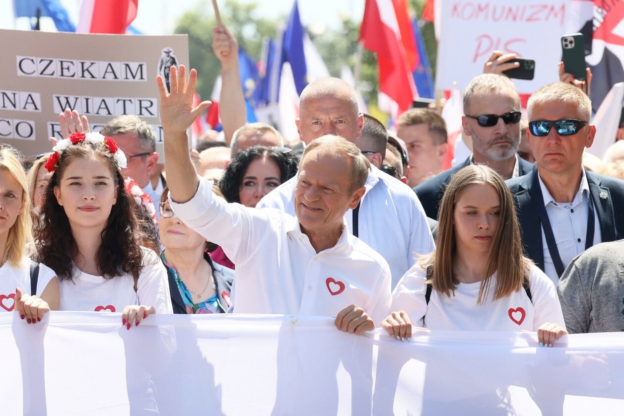 Donald Tusk podczas marszu w niedzielę.