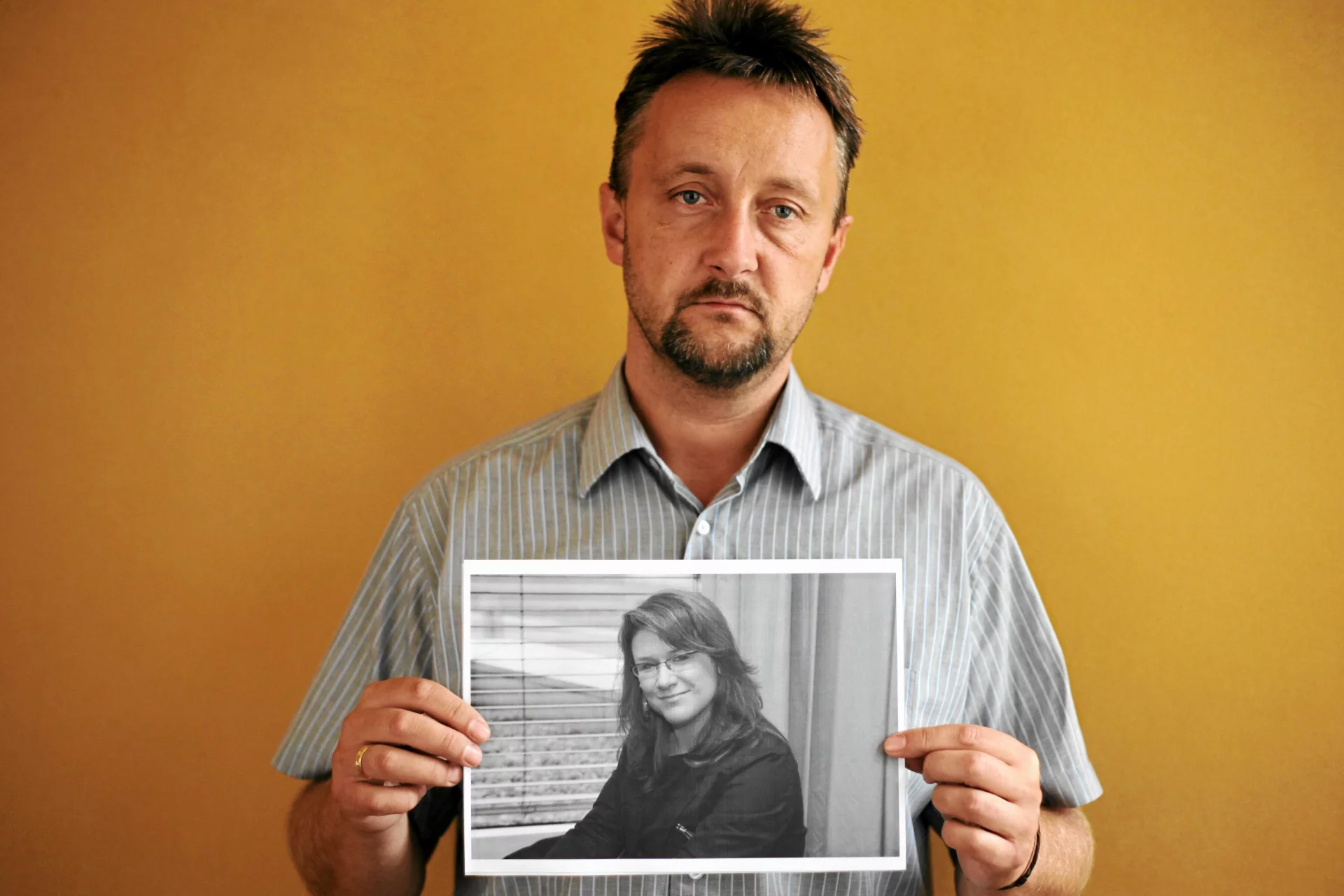 Tomasz Trautman ze zdjęciem żony Ewy, która zmarła 24 sierpnia 2010 roku w szpitalu Czerniakowskim.