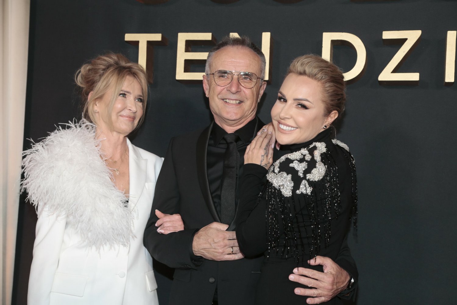 Blanka Lipińska z rodzicami na premierze filmu "365 dni: ten dzień", na podstawie swojej książki (zdjęcie ilustracyjne)