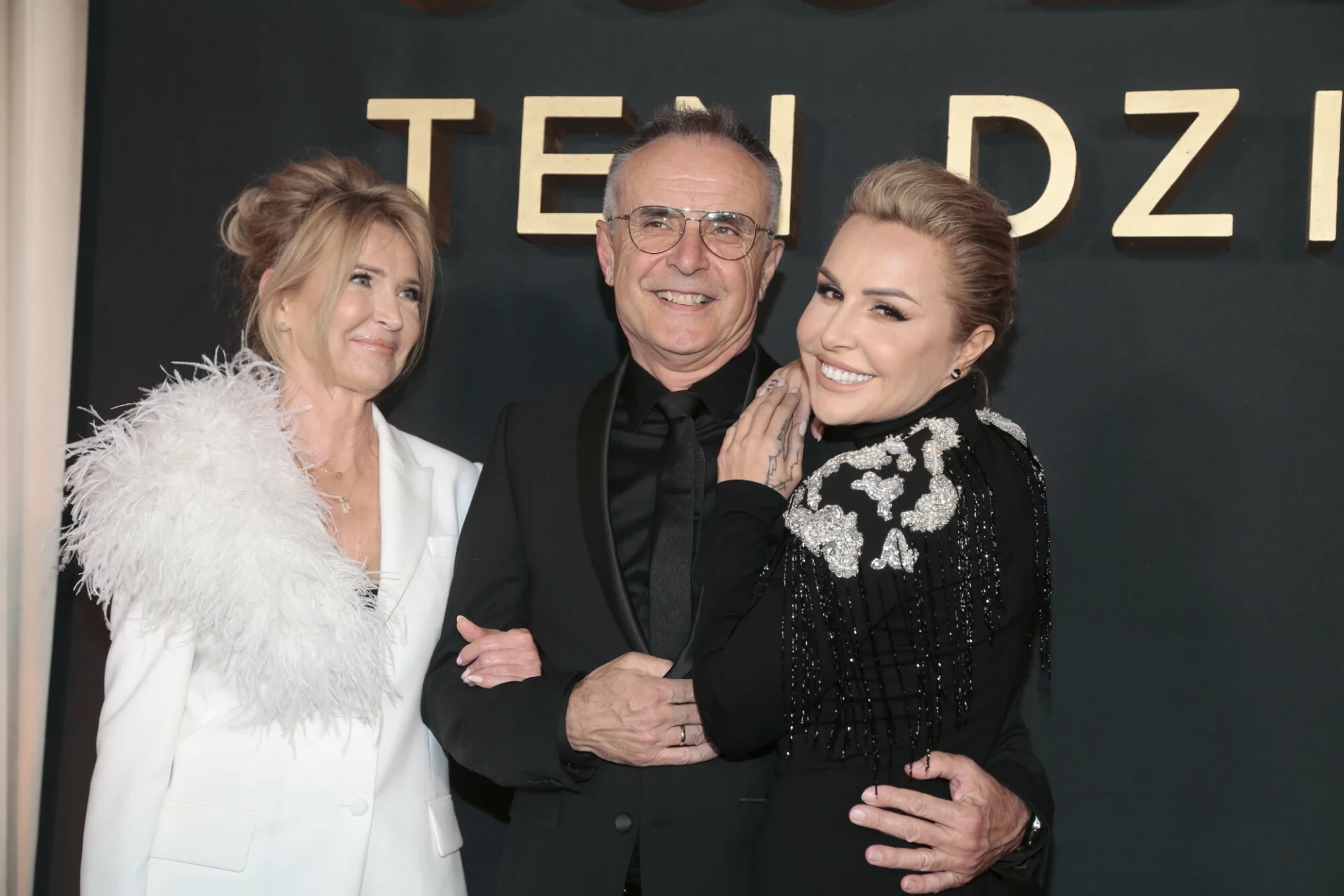 Blanka Lipińska z rodzicami na premierze filmu "365 dni: ten dzień", na podstawie swojej książki (zdjęcie ilustracyjne)