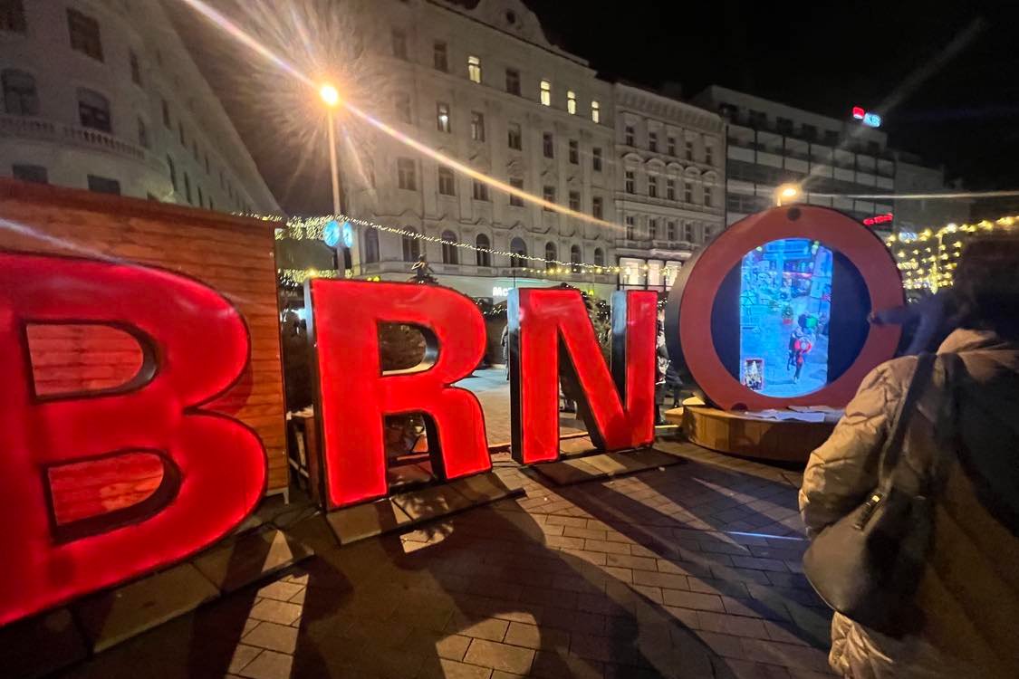 Brno w 2024 roku uzyskało prestiżowy tytuł Europejskiej Stolicy Bożego Narodzenia. To drugie co do wielkości miasto w Czechach i stolica Moraw Południowych może poszczycić się wyjątkowymi jarmarkami bożonarodzeniowymi.