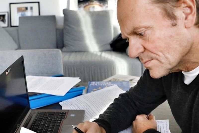 Donald Tusk znowu wrzucił interesujące zdjęcie. Poinformował o końcu prac nad swoją książką.