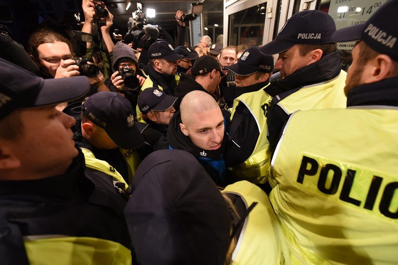 Policjanci zlikwidowali kordon protestujących i utorowali wejście dla gości teatru.
