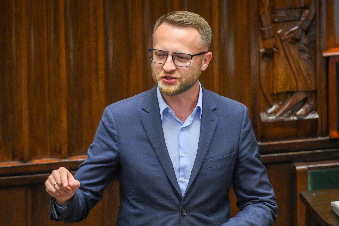 Paweł Szramka, poseł koła parlamentarnego Polskie Sprawy, został odwołany z funkcji wiceprzewodniczącego sejmowej Komisji Obrony Narodowej.