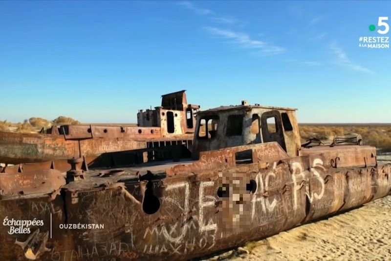 Taki napis pojawił się widzom francuskiego dokumentu o Uzbekistanie Jebać PiS we francuskim filmie Franc TV o Uzbekistanie.