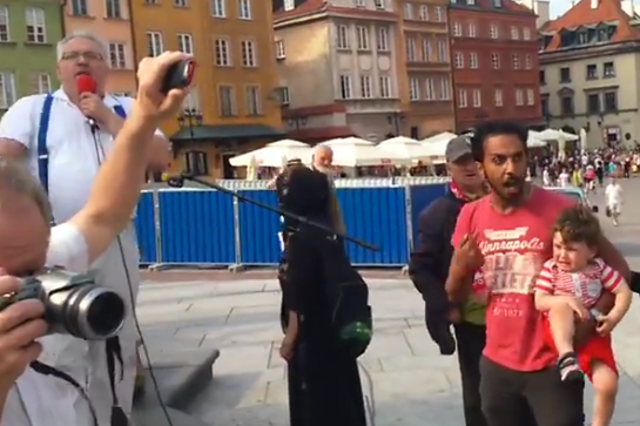 Filmik, na którym Polak przeklina imigrantów wzbudza spore zainteresowanie i kontrowersje.