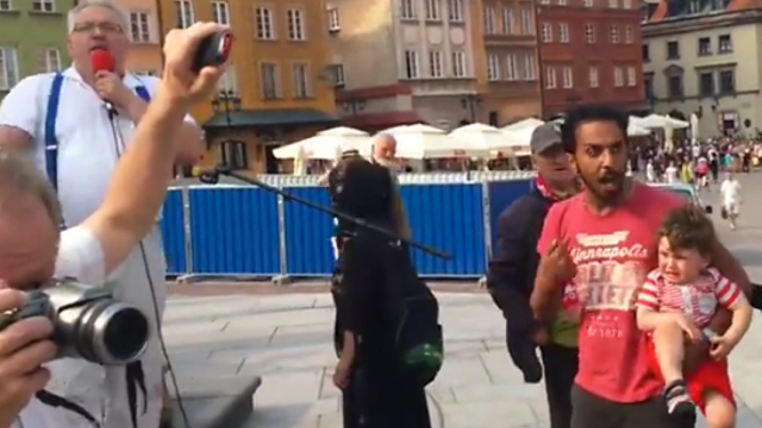 Filmik, na którym Polak przeklina imigrantów wzbudza spore zainteresowanie i kontrowersje.