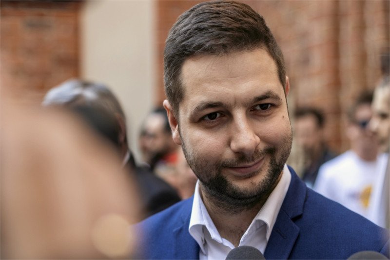 Patryk Jaki, kandydat PiS na prezydenta Warszawy po raz kolejny zmienił poglądy. Tym razem chodzi o tęczę na placu Zbawiciela.