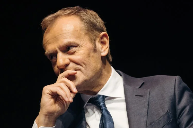 Donald Tusk nawiązał do jednego z transparentów ze Strajku Kobiet.