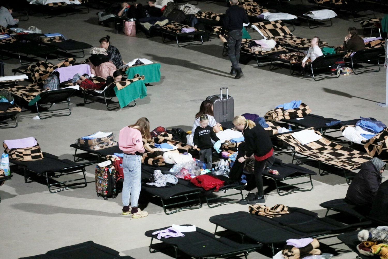 Uchodźcy, którzy nie znaleźli zakwaterowania, często mieszkają z całym swoim dobytkiem w halach zaadaptowanych na tymczasowe miejsca noclegowe (zdjęcie ilustracyjne)