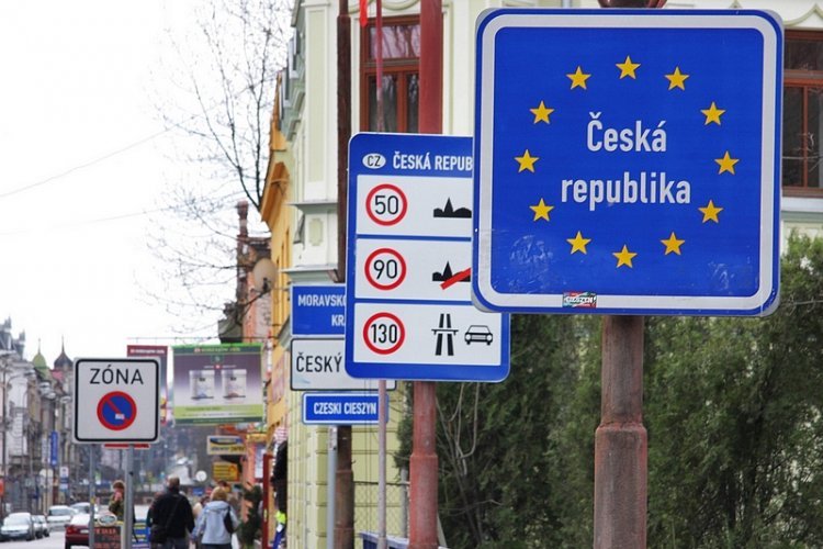 Czechy przedłużają lockdown i nakazują noszenie odpowiednich masek.